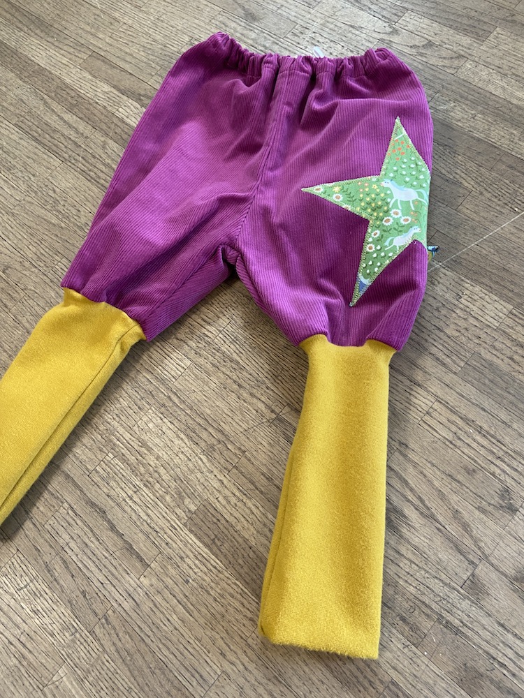 Madame Jordan Knickebocker - Mitwachshose in 62/68 - beere Pferde