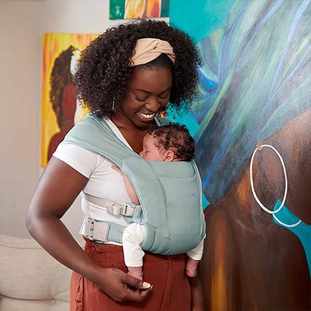 Ergobaby Embrace Babytrage für Neugeborene ab Geburt - Soft Air Mesh Sage
