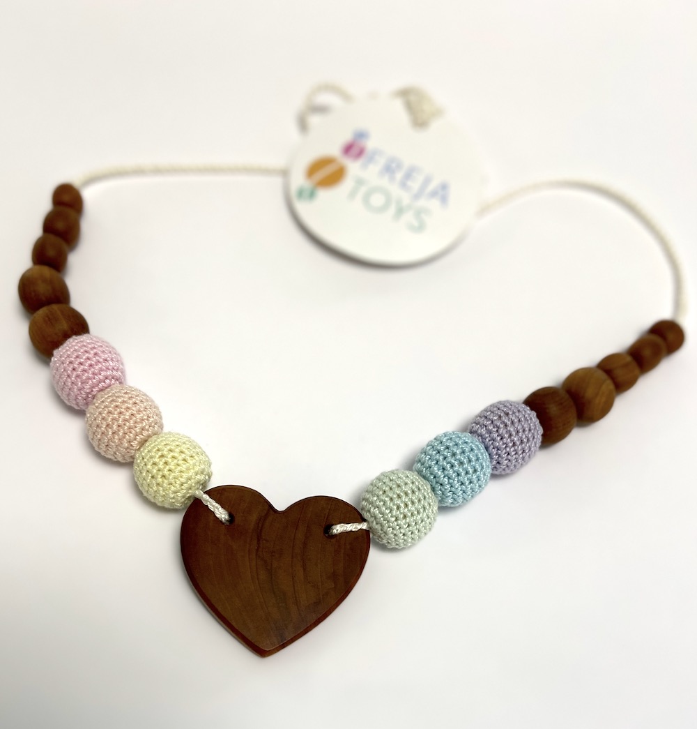 Freja Toys - Still- und Babywearing Halskette - Rainbow Heart
