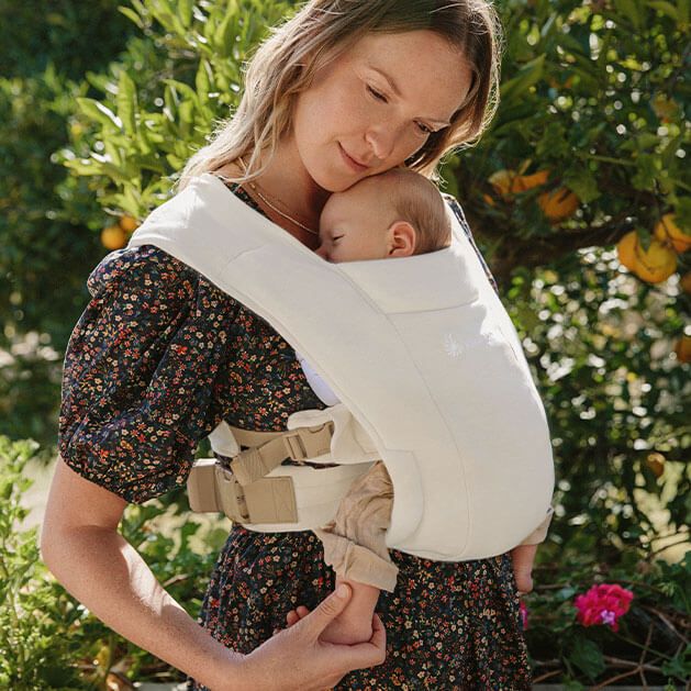 Ergobaby Embrace Babytrage für Neugeborene ab Geburt - Soft Knit Cream